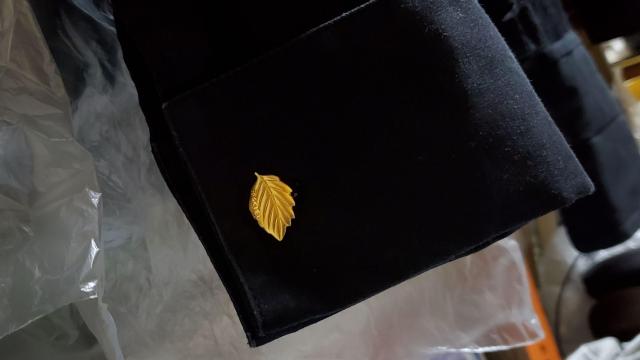 正規未 レア リキエルオム ロゴ リーフカフス 葉 カフリンクス シャイニーゴールド デザインアートボタンL 男女兼用○ 付属有 < 男性アクセサリー/時計  正規未 レア リキエルオム ロゴ リーフカフス 葉 カフリンクス シャイニーゴールド デザインアートボタンL 男女兼用○ 付属有 < 男性アクセサリー/時計の