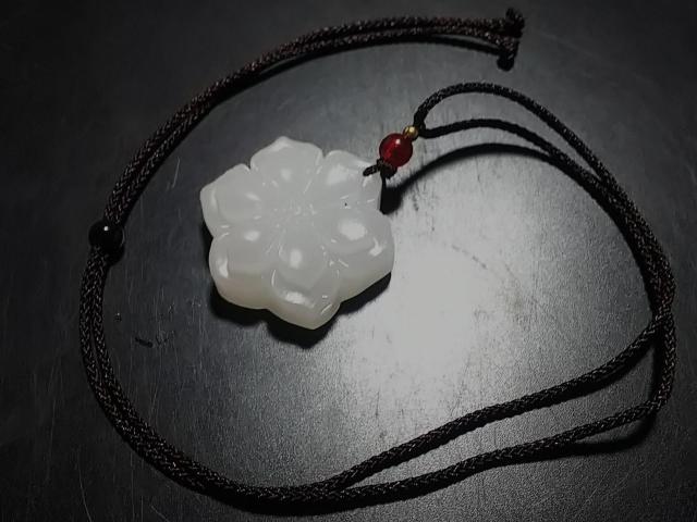 天然石★ミャンマー翡翠 蓮花 ペンダント < 女性アクセサリー/時計  天然石★ミャンマー翡翠 蓮花 ペンダント  < 女性アクセサリー/時計の