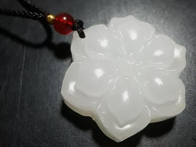 天然石★ミャンマー翡翠 蓮花 ペンダント < 女性アクセサリー/時計  天然石★ミャンマー翡翠 蓮花 ペンダント < 女性アクセサリー/時計の