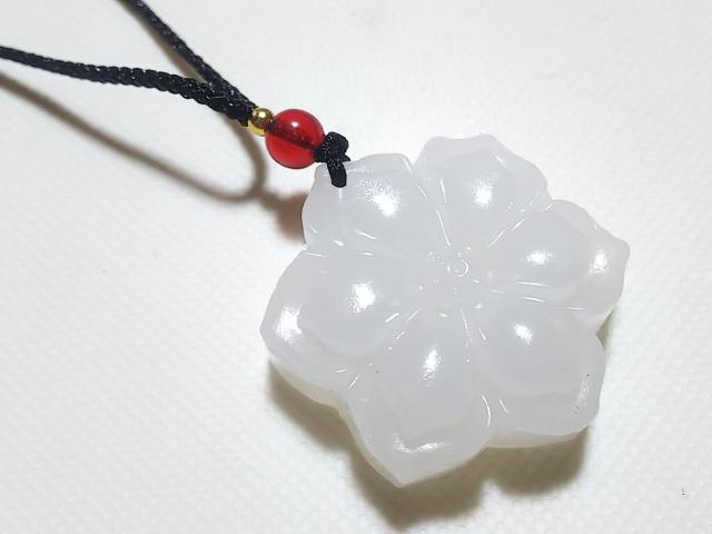 天然石★ミャンマー翡翠 蓮花 ペンダント < 女性アクセサリー/時計  天然石★ミャンマー翡翠 蓮花 ペンダント < 女性アクセサリー/時計の