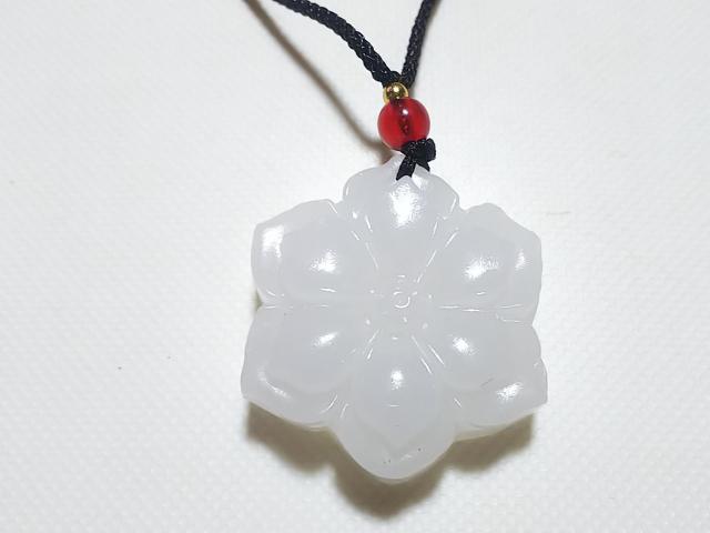 天然石★ミャンマー翡翠 蓮花 ペンダント < 女性アクセサリー/時計  天然石★ミャンマー翡翠 蓮花 ペンダント < 女性アクセサリー/時計の