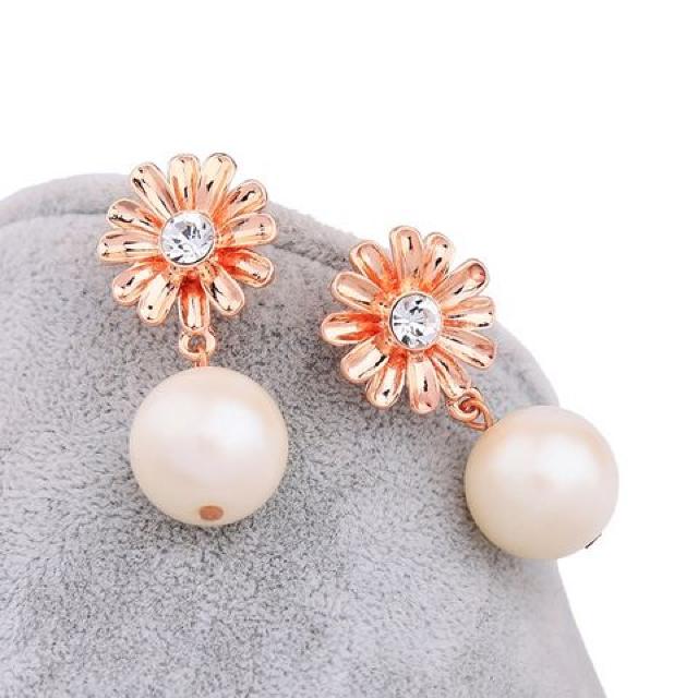 新品 アンティーク調お花とパールピアス < 女性アクセサリー/時計 新品 アンティーク調お花とパールピアス < 女性アクセサリー/時計の