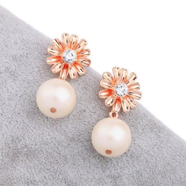 新品 アンティーク調お花とパールピアス < 女性アクセサリー/時計 新品 アンティーク調お花とパールピアス < 女性アクセサリー/時計の