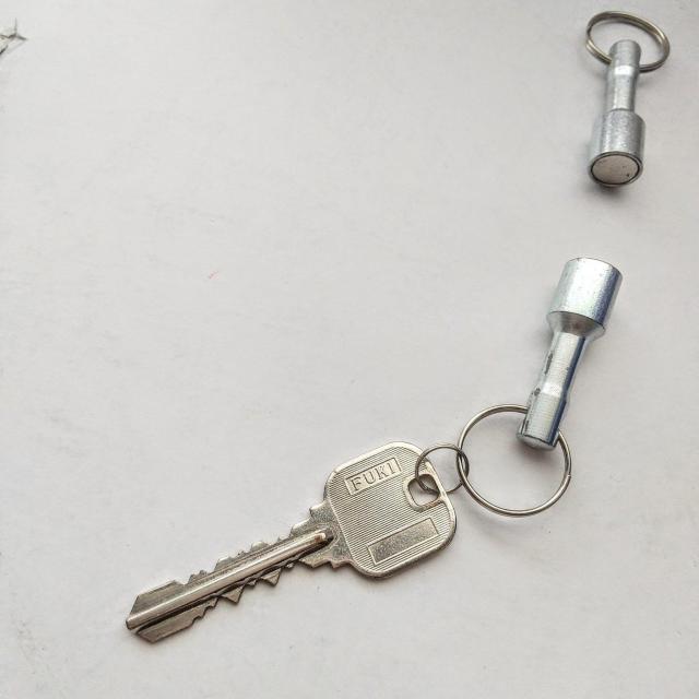 ワンタッチ キーホルダー 強力磁石タイプ 簡単脱着 < 男性ファッション  ワンタッチ キーホルダー 強力磁石タイプ 簡単脱着 < 男性ファッションの