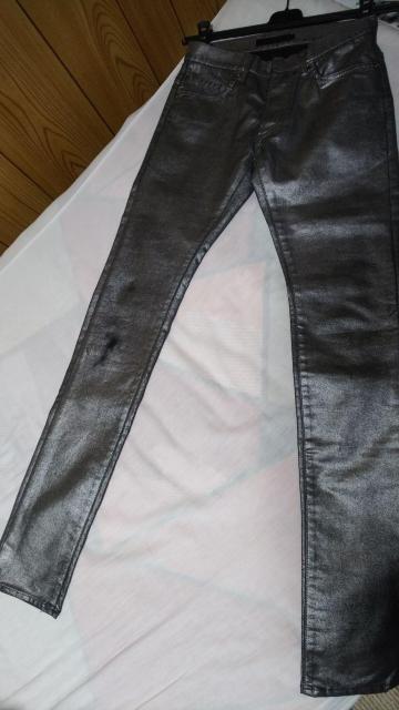 正規新古 レア リチウムオム シルバーコーティングデニム黒 26最小 ポリウレタン樹脂加工 ラスター箔シルバー光沢ブラックジーンズ < ブランド  正規新古 レア リチウムオム シルバーコーティングデニム黒 26最小 ポリウレタン樹脂加工 ラスター箔シルバー光沢ブラックジーンズ < ブランドの