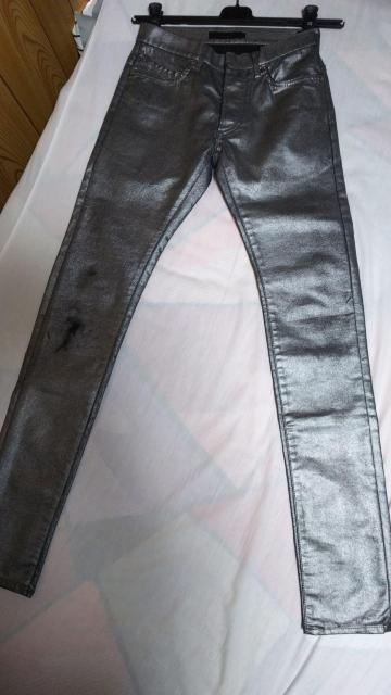 正規新古 レア リチウムオム シルバーコーティングデニム黒 26最小 ポリウレタン樹脂加工 ラスター箔シルバー光沢ブラックジーンズ < ブランド  正規新古 レア リチウムオム シルバーコーティングデニム黒 26最小 ポリウレタン樹脂加工 ラスター箔シルバー光沢ブラックジーンズ < ブランドの