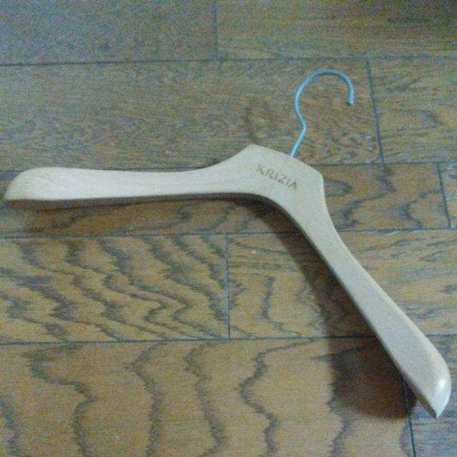 木のハンガー 肩部分滑り止め お高いコート等に 美品 < インテリア/ライフ 木のハンガー 肩部分滑り止め お高いコート等に 美品 < インテリア/ライフの