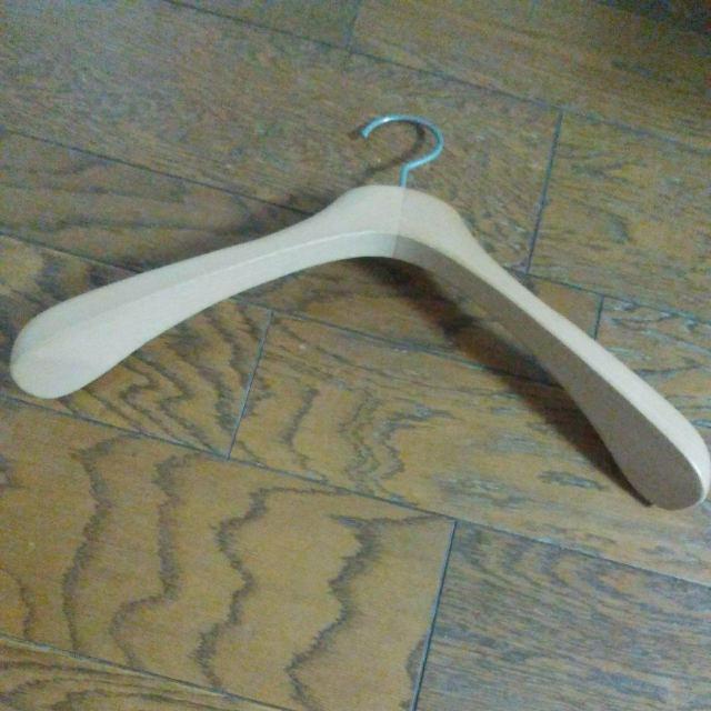 木のハンガー 肩部分滑り止め お高いコート等に 美品 < インテリア/ライフ 木のハンガー 肩部分滑り止め お高いコート等に 美品 < インテリア/ライフの