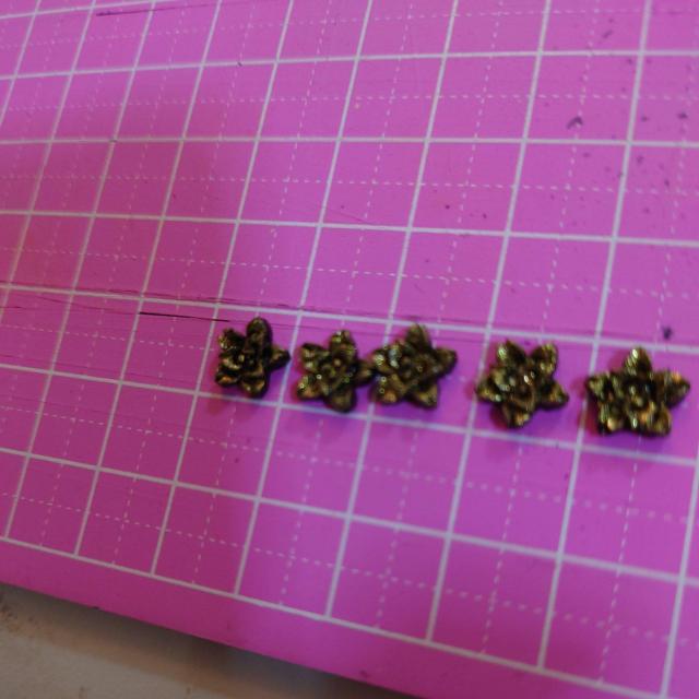 ゴールド×ブラック綺麗なお花10個 < 香水/コスメ/ネイル  ゴールド×ブラック綺麗なお花10個 < 香水/コスメ/ネイルの