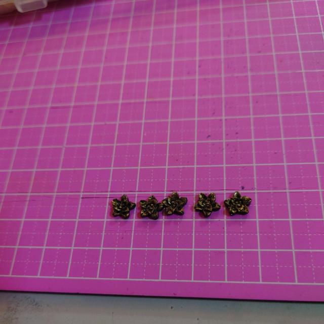 ゴールド×ブラック綺麗なお花10個 < 香水/コスメ/ネイル  ゴールド×ブラック綺麗なお花10個 < 香水/コスメ/ネイルの