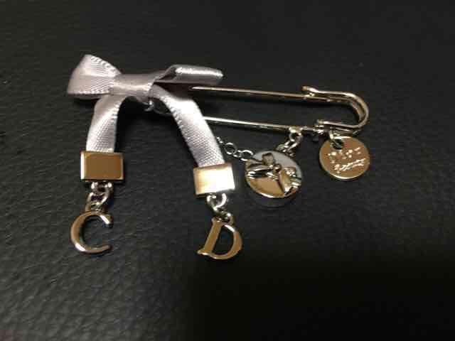 正規品*Diorディオール*リボンブローチ*チャーム*ロゴ*箱付*新品 < ブランド  正規品*Diorディオール*リボンブローチ*チャーム*ロゴ*箱付*新品 < ブランドの