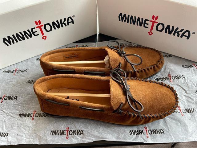 新品 MINNETONKA ミネトンカ 913 CLASSIC MOC DUSTY BROWN SUEDE モカシン 28.5cm < ブランド  新品 MINNETONKA ミネトンカ 913 CLASSIC MOC DUSTY BROWN SUEDE モカシン 28.5cm < ブランドの