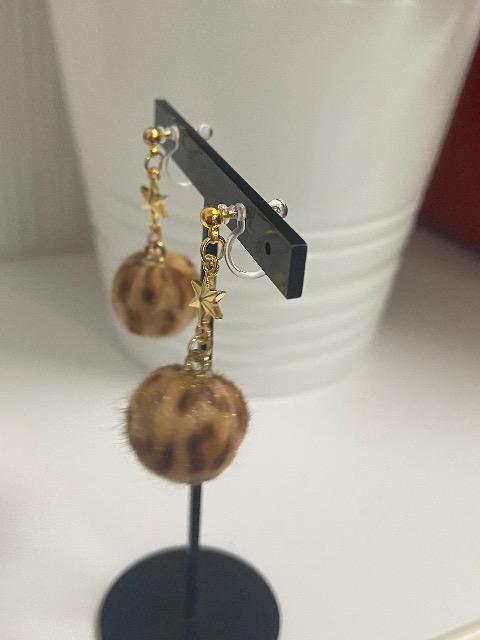 ハンドメイド フェイクファーボールのチャームを使用した樹脂のノンホールピアス レオパード柄 ブラウン < 女性ファッション  ハンドメイド フェイクファーボールのチャームを使用した樹脂のノンホールピアス レオパード柄 ブラウン < 女性ファッションの