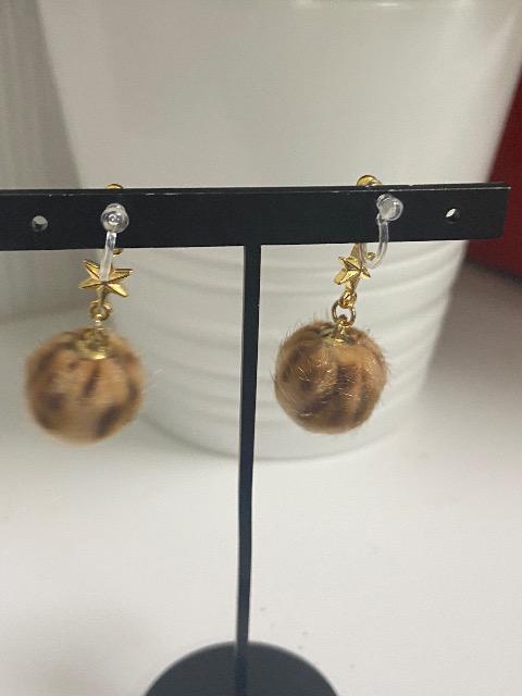 ハンドメイド フェイクファーボールのチャームを使用した樹脂のノンホールピアス レオパード柄 ブラウン < 女性ファッション  ハンドメイド フェイクファーボールのチャームを使用した樹脂のノンホールピアス レオパード柄 ブラウン < 女性ファッションの