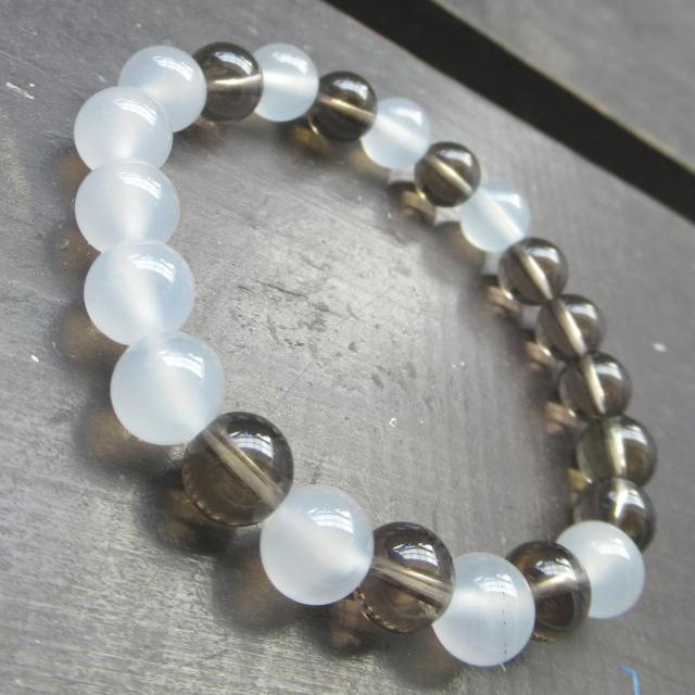 ホワイトカルセドニーxスモーキークォーツブレスレット < 女性アクセサリー/時計 ホワイトカルセドニーxスモーキークォーツブレスレット < 女性アクセサリー/時計の