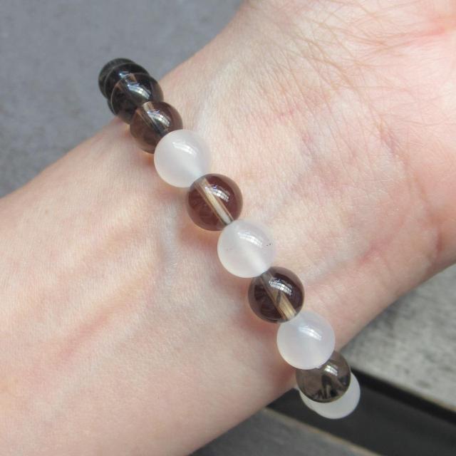 ホワイトカルセドニーxスモーキークォーツブレスレット < 女性アクセサリー/時計 ホワイトカルセドニーxスモーキークォーツブレスレット < 女性アクセサリー/時計の
