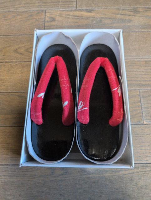 未使用、桐下駄、鼻緒とんぼ柄 < 女性ファッション  未使用、桐下駄、鼻緒とんぼ柄  < 女性ファッションの