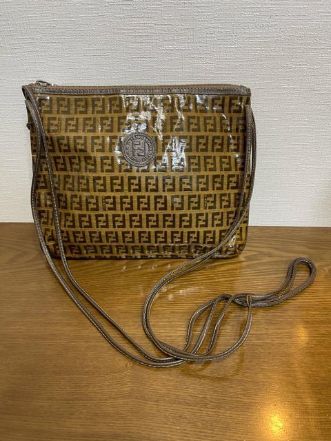 FENDI フェンディ ショルダーバッグ ズッカ柄 エナメル ブラウン 斜め掛けフェンディ ショルダーバッグ ヴィンテージ < ブランド FENDI フェンディ ショルダーバッグ ズッカ柄 エナメル ブラウン 斜め掛けフェンディ ショルダーバッグ ヴィンテージ < ブランドの