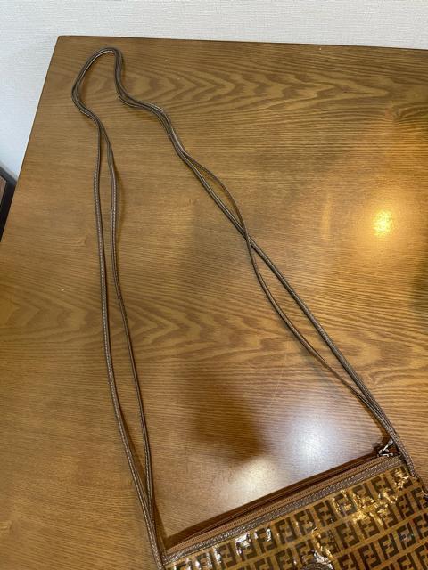 FENDI フェンディ ショルダーバッグ ズッカ柄 エナメル ブラウン 斜め掛けフェンディ ショルダーバッグ ヴィンテージ < ブランド FENDI フェンディ ショルダーバッグ ズッカ柄 エナメル ブラウン 斜め掛けフェンディ ショルダーバッグ ヴィンテージ < ブランドの