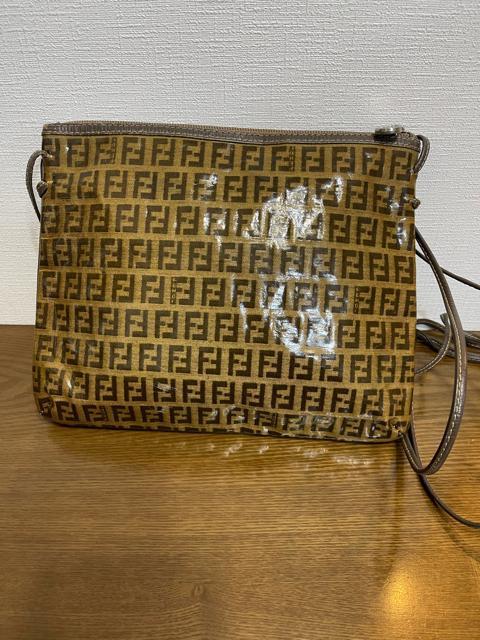 FENDI フェンディ ショルダーバッグ ズッカ柄 エナメル ブラウン 斜め掛けフェンディ ショルダーバッグ ヴィンテージ < ブランド FENDI フェンディ ショルダーバッグ ズッカ柄 エナメル ブラウン 斜め掛けフェンディ ショルダーバッグ ヴィンテージ < ブランドの