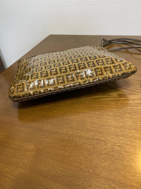 FENDI フェンディ ショルダーバッグ ズッカ柄 エナメル ブラウン 斜め掛けフェンディ ショルダーバッグ ヴィンテージ < ブランド FENDI フェンディ ショルダーバッグ ズッカ柄 エナメル ブラウン 斜め掛けフェンディ ショルダーバッグ ヴィンテージ < ブランドの