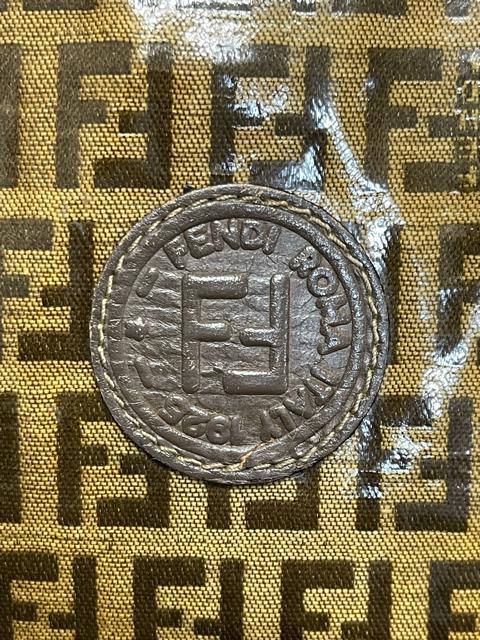 FENDI フェンディ ショルダーバッグ ズッカ柄 エナメル ブラウン 斜め掛けフェンディ ショルダーバッグ ヴィンテージ < ブランド FENDI フェンディ ショルダーバッグ ズッカ柄 エナメル ブラウン 斜め掛けフェンディ ショルダーバッグ ヴィンテージ < ブランドの