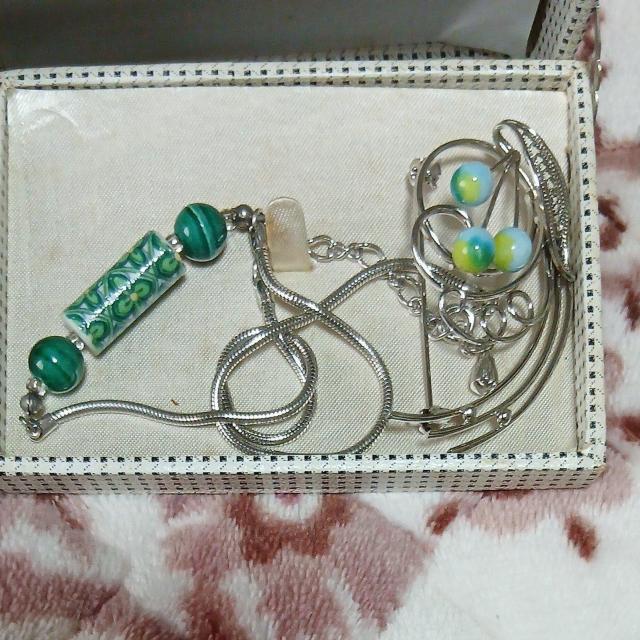 正体不明アクセサリー詰め合わせ 昭和レトロ < 女性アクセサリー/時計 正体不明アクセサリー詰め合わせ 昭和レトロ < 女性アクセサリー/時計の