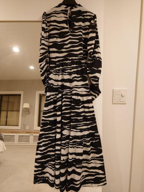 ベージュ黒ゼブラ柄長袖ロングワンピース Мサイズ < 女性ファッション  ベージュ黒ゼブラ柄長袖ロングワンピース Мサイズ < 女性ファッションの