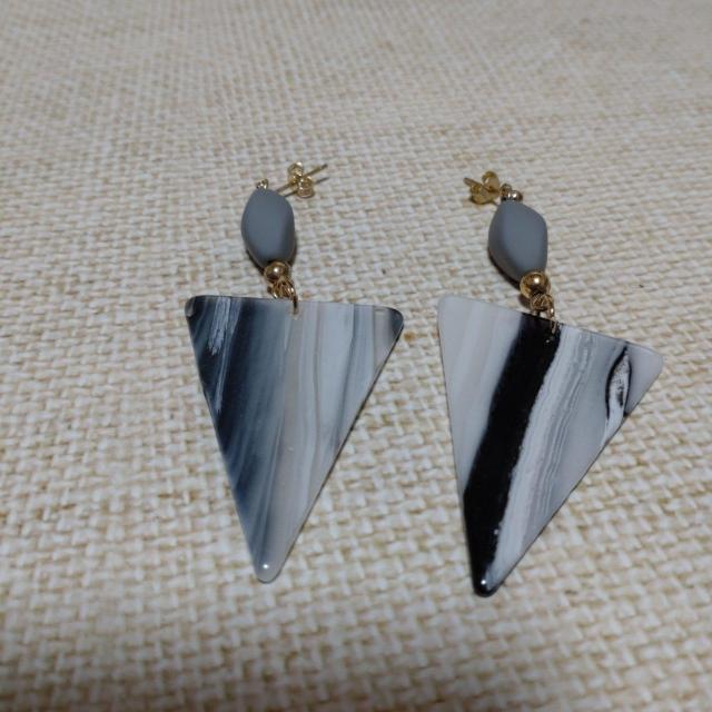 グレー三角モチーフとビーズのピアス < 女性アクセサリー/時計 グレー三角モチーフとビーズのピアス < 女性アクセサリー/時計の