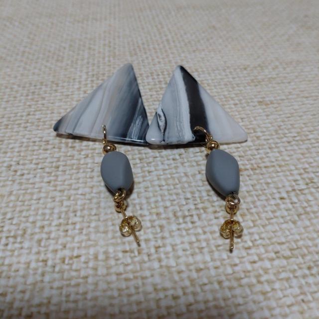 グレー三角モチーフとビーズのピアス < 女性アクセサリー/時計 グレー三角モチーフとビーズのピアス < 女性アクセサリー/時計の