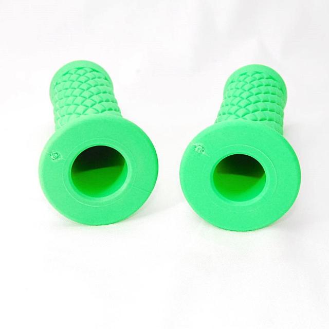 ダイヤ柄 ラバーハンドルグリップ グリーン 非貫通式 22.2径用 汎用 バイク ラバーグリップ カスタム ハンドル グリップ 緑 < 自動車/バイク ダイヤ柄 ラバーハンドルグリップ グリーン 非貫通式 22.2径用 汎用 バイク ラバーグリップ カスタム ハンドル グリップ 緑 < 自動車/バイク