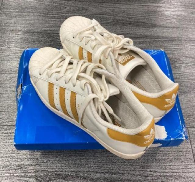 アディダス スニーカー レディース スーパースター オフホワイト/ゴールド/フットウェアホワイト IH7638 サイズ24.0p < ブランド アディダス スニーカー レディース スーパースター オフホワイト/ゴールド/フットウェアホワイト IH7638 サイズ24.0p < ブランドの