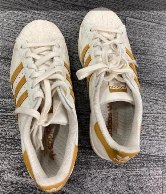 アディダス スニーカー レディース スーパースター オフホワイト/ゴールド/フットウェアホワイト IH7638 サイズ24.0p < ブランド アディダス スニーカー レディース スーパースター オフホワイト/ゴールド/フットウェアホワイト IH7638 サイズ24.0p < ブランドの
