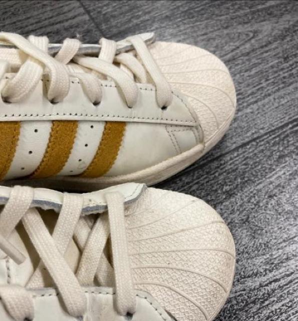 アディダス スニーカー レディース スーパースター オフホワイト/ゴールド/フットウェアホワイト IH7638 サイズ24.0p < ブランド アディダス スニーカー レディース スーパースター オフホワイト/ゴールド/フットウェアホワイト IH7638 サイズ24.0p < ブランドの