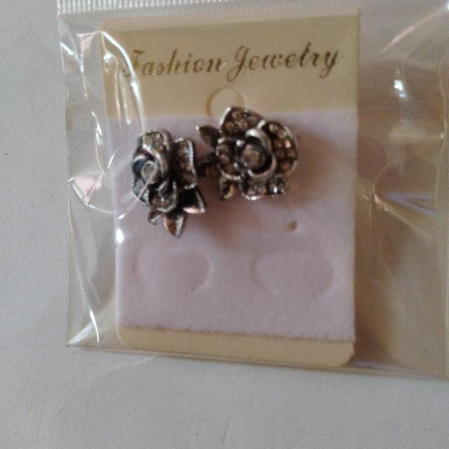 薔薇のピアス 新品 < 女性アクセサリー/時計 薔薇のピアス 新品 < 女性アクセサリー/時計の