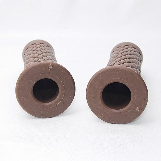 ダイヤ柄 ラバーハンドルグリップ ヴィンテージブラウン 非貫通式 22.2径用 汎用 バイク ラバーグリップ ハンドル グリップ < 自動車/バイク ダイヤ柄 ラバーハンドルグリップ ヴィンテージブラウン 非貫通式 22.2径用 汎用 バイク ラバーグリップ ハンドル グリップ < 自動車/バイク