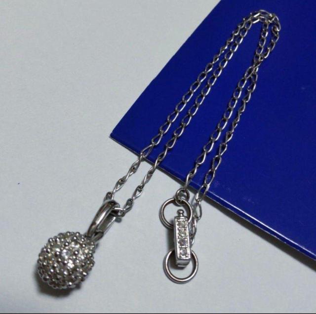 Swarovski パヴェボール ネックレス、美品 < 女性アクセサリー/時計  Swarovski パヴェボール ネックレス、美品 < 女性アクセサリー/時計の