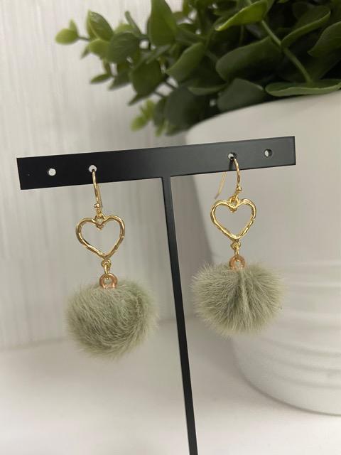 最終値下げ ハンドメイド フェイクファーボールのピアス 抹茶色 < 女性ファッション  最終値下げ ハンドメイド フェイクファーボールのピアス 抹茶色  < 女性ファッションの