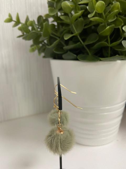 最終値下げ ハンドメイド フェイクファーボールのピアス 抹茶色 < 女性ファッション  最終値下げ ハンドメイド フェイクファーボールのピアス 抹茶色 < 女性ファッションの