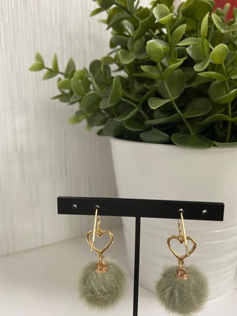 最終値下げ ハンドメイド フェイクファーボールのピアス 抹茶色 < 女性ファッション  最終値下げ ハンドメイド フェイクファーボールのピアス 抹茶色 < 女性ファッションの