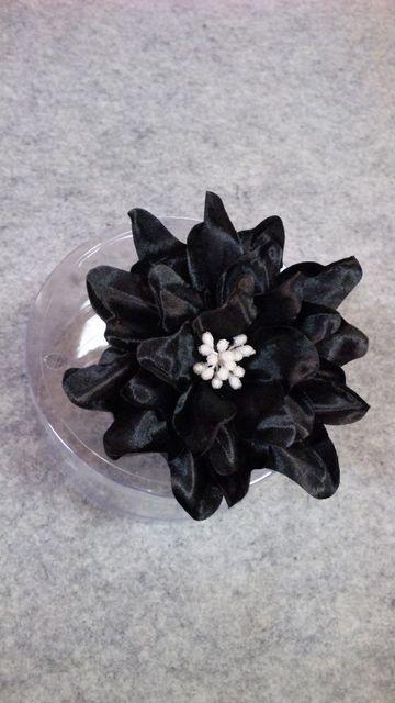 【新品】BLACK◆サテンの光沢FLOWERコサージュ < 女性アクセサリー/時計  【新品】BLACK◆サテンの光沢FLOWERコサージュ  < 女性アクセサリー/時計の