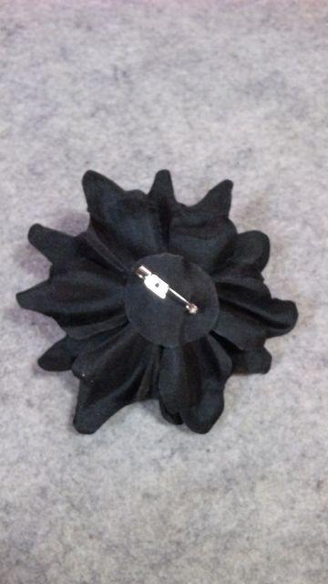 【新品】BLACK◆サテンの光沢FLOWERコサージュ < 女性アクセサリー/時計  【新品】BLACK◆サテンの光沢FLOWERコサージュ < 女性アクセサリー/時計の