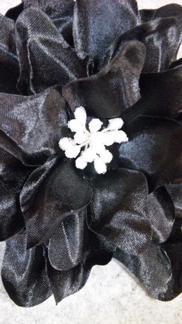 【新品】BLACK◆サテンの光沢FLOWERコサージュ < 女性アクセサリー/時計  【新品】BLACK◆サテンの光沢FLOWERコサージュ < 女性アクセサリー/時計の