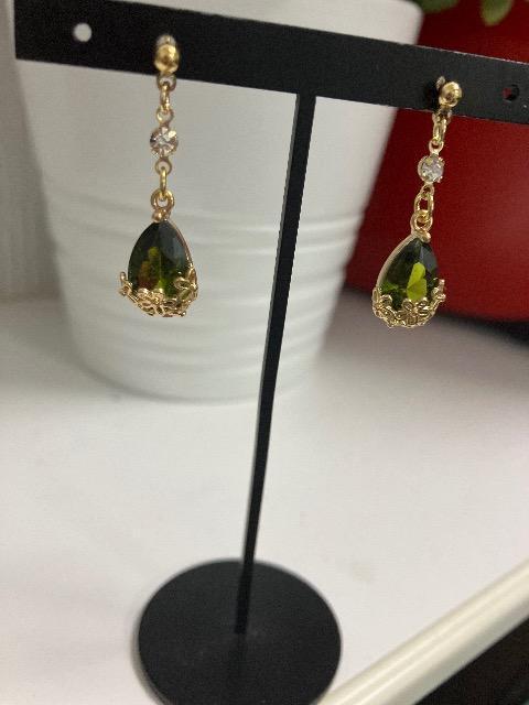 ハンドメイド しずくのチャームを使用したピアス グリーン < 女性ファッション  ハンドメイド しずくのチャームを使用したピアス グリーン  < 女性ファッションの