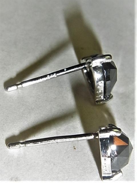 Pt900プラチナ スタッド ピアス ブラックダイヤ0.66×2 ハート型 < 女性アクセサリー/時計  Pt900プラチナ スタッド ピアス ブラックダイヤ0.66×2 ハート型 < 女性アクセサリー/時計の