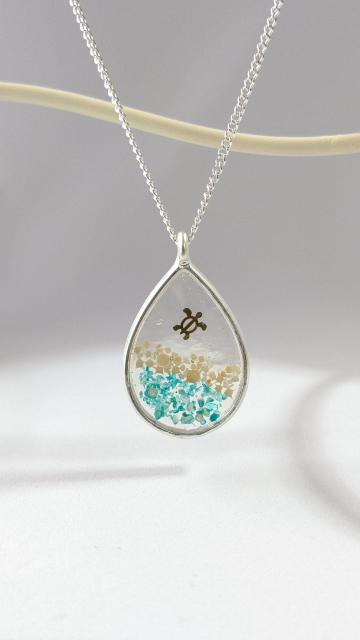 カメと星の砂とシェルのしずく型ネックレス  レジン  ハンドメイド < 女性ファッション  カメと星の砂とシェルのしずく型ネックレス  レジン  ハンドメイド  < 女性ファッションの