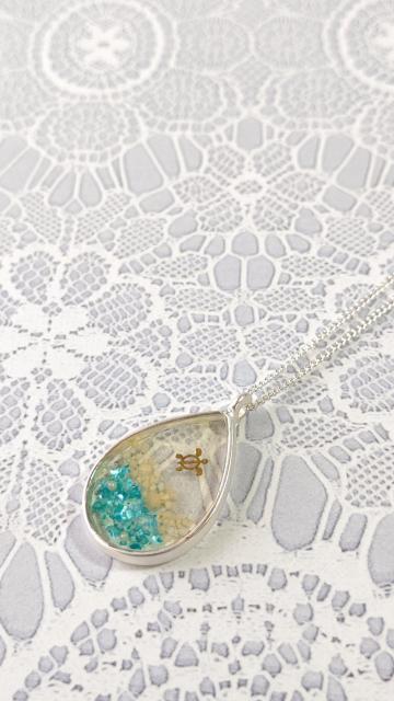 カメと星の砂とシェルのしずく型ネックレス  レジン  ハンドメイド < 女性ファッション  カメと星の砂とシェルのしずく型ネックレス  レジン  ハンドメイド < 女性ファッションの