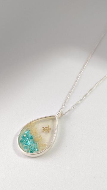カメと星の砂とシェルのしずく型ネックレス  レジン  ハンドメイド < 女性ファッション  カメと星の砂とシェルのしずく型ネックレス  レジン  ハンドメイド < 女性ファッションの