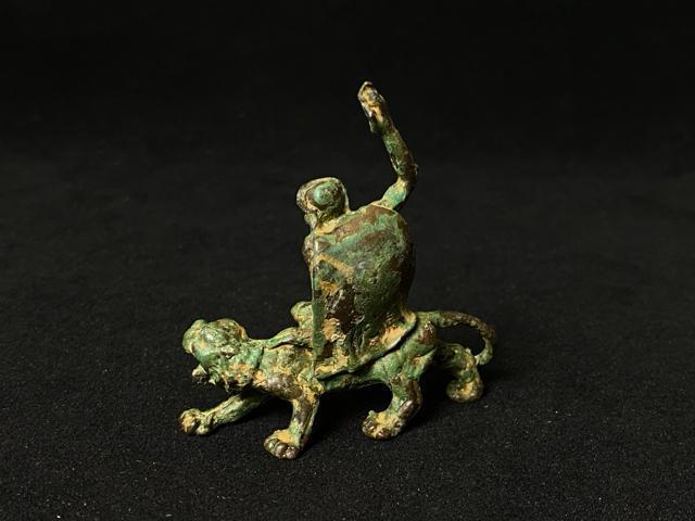 【骨董】青銅 騎獣人物像 席鎮 文? 漢代? 俑 彫刻 置物中国古玩 唐物 銅器 高古 出土 考古 時代物 珍品獅子 圧経 銅像 < インテリア/ライフ 【骨董】青銅 騎獣人物像 席鎮 文? 漢代? 俑 彫刻 置物中国古玩 唐物 銅器 高古 出土 考古 時代物 珍品獅子 圧経 銅像 < インテリア/ライフの