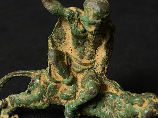 【骨董】青銅 騎獣人物像 席鎮 文? 漢代? 俑 彫刻 置物中国古玩 唐物 銅器 高古 出土 考古 時代物 珍品獅子 圧経 銅像 < インテリア/ライフ 【骨董】青銅 騎獣人物像 席鎮 文? 漢代? 俑 彫刻 置物中国古玩 唐物 銅器 高古 出土 考古 時代物 珍品獅子 圧経 銅像 < インテリア/ライフの